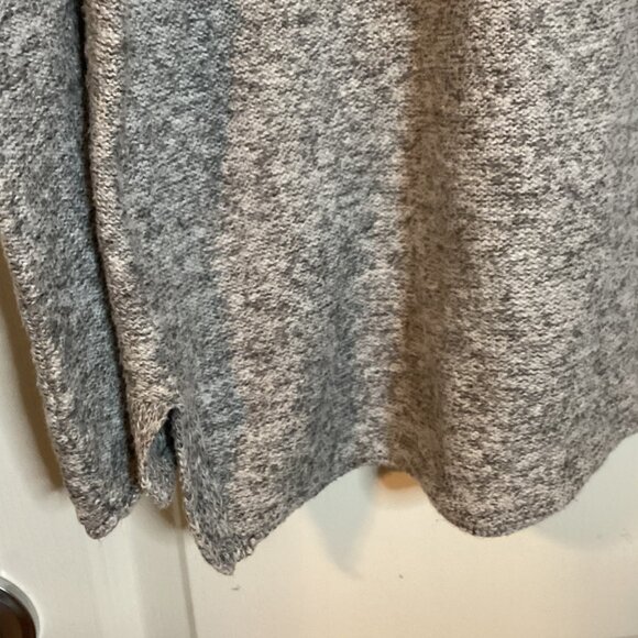 Two by Vince Camuto Women's Knit Sweater Size M V-Neck Oversized Bell Sleeves - Picture 6 of 8